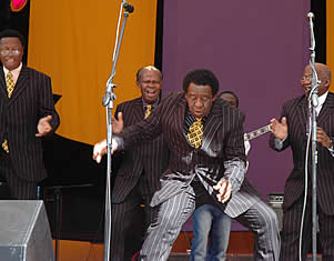 "This is how we do it", seemed to be the chants from the young old man from Bulawayo. Known as the Cool Crooners, they were part of the township jazz concert on April 30 were they performed alongside the Dudu Manhenga and Mbare Trio.