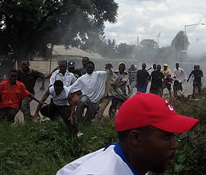 Running for dear life! Highfield residents scrammbleafter beign caught in street battles between the police and MDC supporters. © HUBO