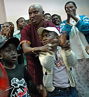 UNICEF Goodwill Ambassador Angélique Kidjo with children from Harare Hospital (UNICEF-Zimbabwe)